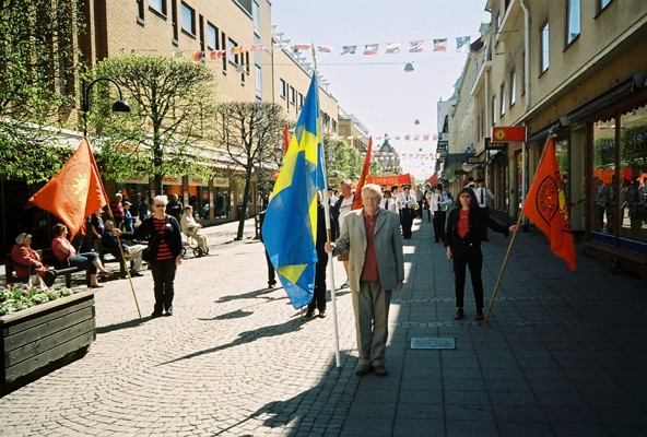 Pelle Mnsson str med svenska flaggan i tten av tget