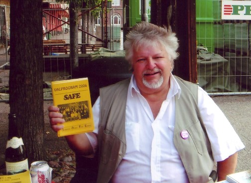 Bernt visar SAFE-bladet